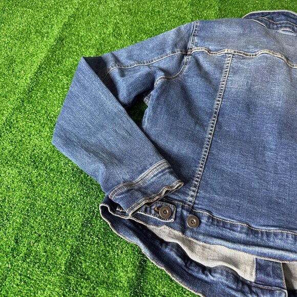 Torrid Women’s Classic Trucker Denim Jean Jacket Blue Essential Timeless Size 00 - Picture 13 of 14